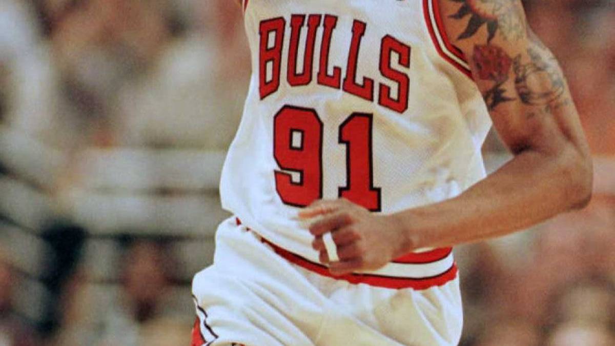 PLATZ 9: Seine größten Erfolge feiert Dennis Rodman im Trikot der Chicago Bulls. 1996, 1997 und 1998 wird er zusammen mit Michael Jordan und Scottie Pippen Meister. Dafür dass es überhaupt dazu kommt, sorgt der Paradiesvogel mit einem von ihm selbst quasi herbeigeführten Trade