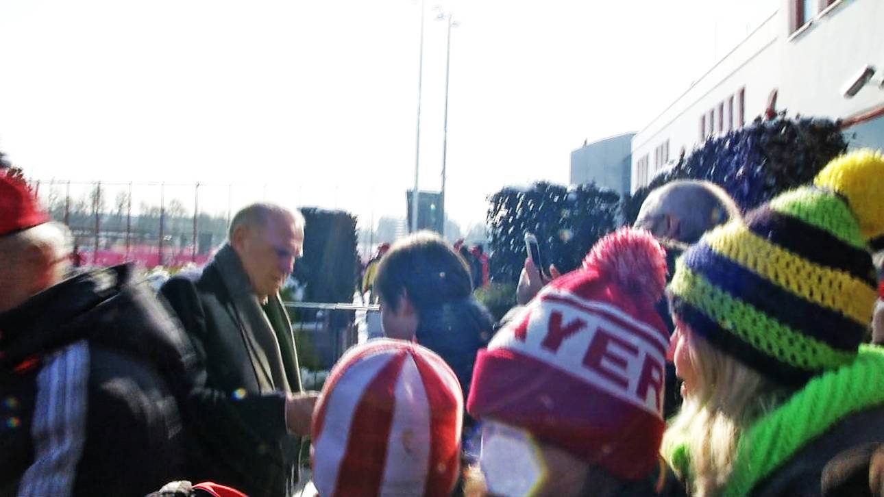 Uli Hoeneß gibt Autogramme an der Säbener Straße