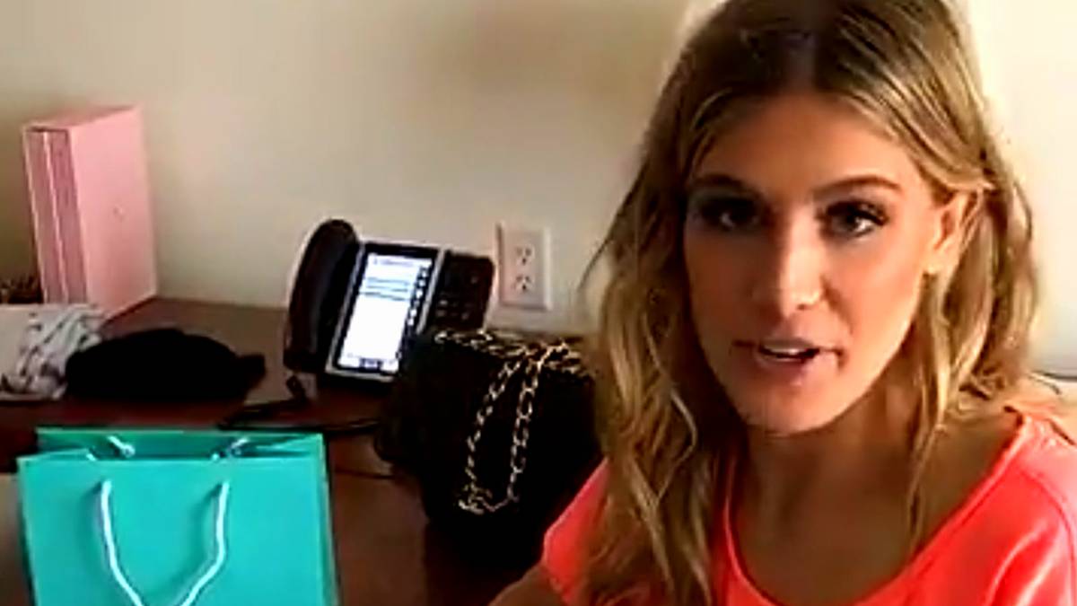 Gepunktet hat Goehrke mit seinem Geschenk auf jeden Fall. Auf ihrem SnapChat-Kanal ließ sich das Tennis-Beauty beim Auspacken filmen. Zum Vorschein kamen Ohrringe von Tiffany. Die Freude bei Bouchard ist groß
