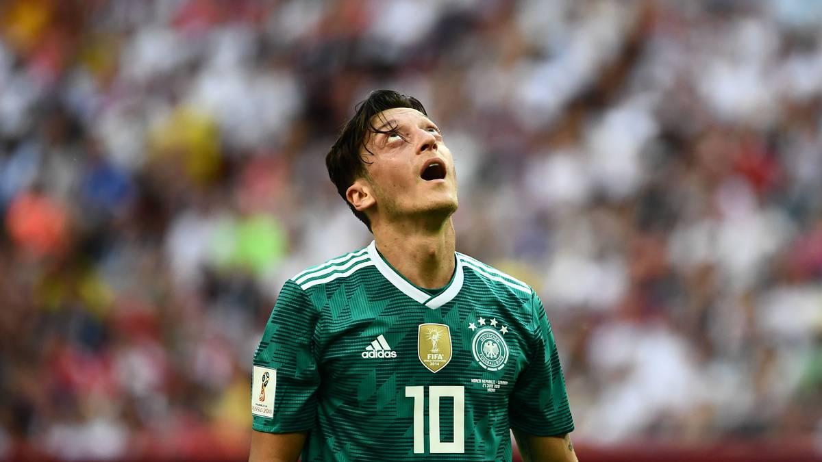 "Deshalb ist für mich völlig klar, dass sich Mesut, wenn er aus dem Urlaub zurückkehrt, auch in seinem eigenen Interesse öffentlich äußern sollte." Die Öffentlichkeit bewertet die Aussage als ein Ablenken von eigenem Versagen