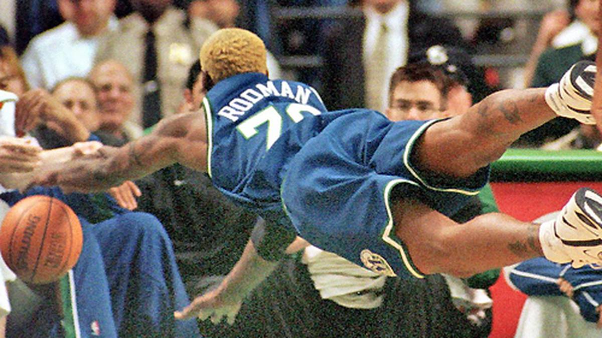 Als letzte Karriere-Station steht ein Engagement bei den Dallas Mavericks auf dem Programm. Aber Rodman fehlt die Motivation - nach nur zwölf Spielen für den heutigen Nowitzki-Klub ist seine Karriere beendet. In seinen zwölf NBA-Spielzeiten greift er sich durchschnittlich 13,1 Rebounds pro Spiel