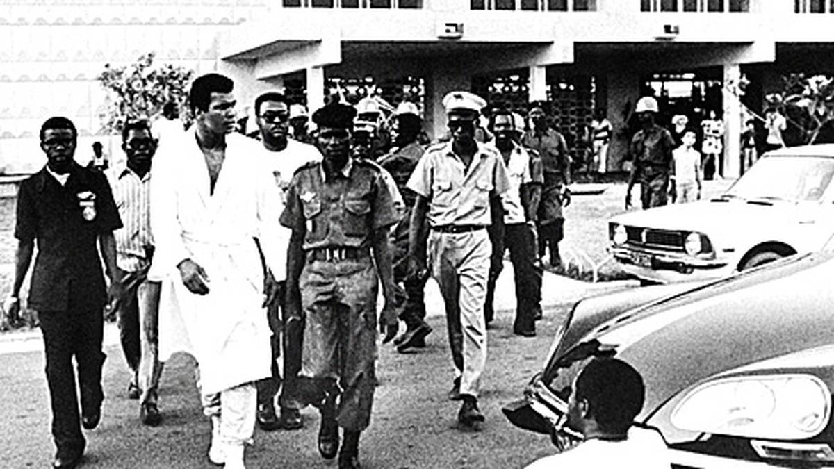 Im Ring muss Ali geschlagene acht Minuten auf Foreman warten. Er nutzt die Zeit, führt die erhitzte Meute an ihren Siedepunkt und der Schlund der Hölle hat sich längst für Foreman geöffnet, als dieser endlich im edlen roten Bademantel durch die Seile klettert