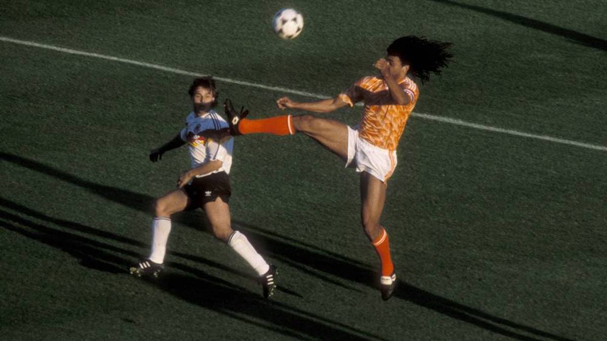 Offizieller Spielball der EM 1988 in Deutschland war der "Tango Europa". Das Spielgerät unterschied sich eigentlich nur im Namen von seinem Vorgänger.