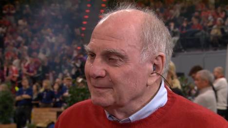 Uli Hoeneß spricht bei Magenta am Rande des Legends Cup über Lennart Karl, die Transferstrategie des FC Bayern - und Trainer Vincent Kompany.