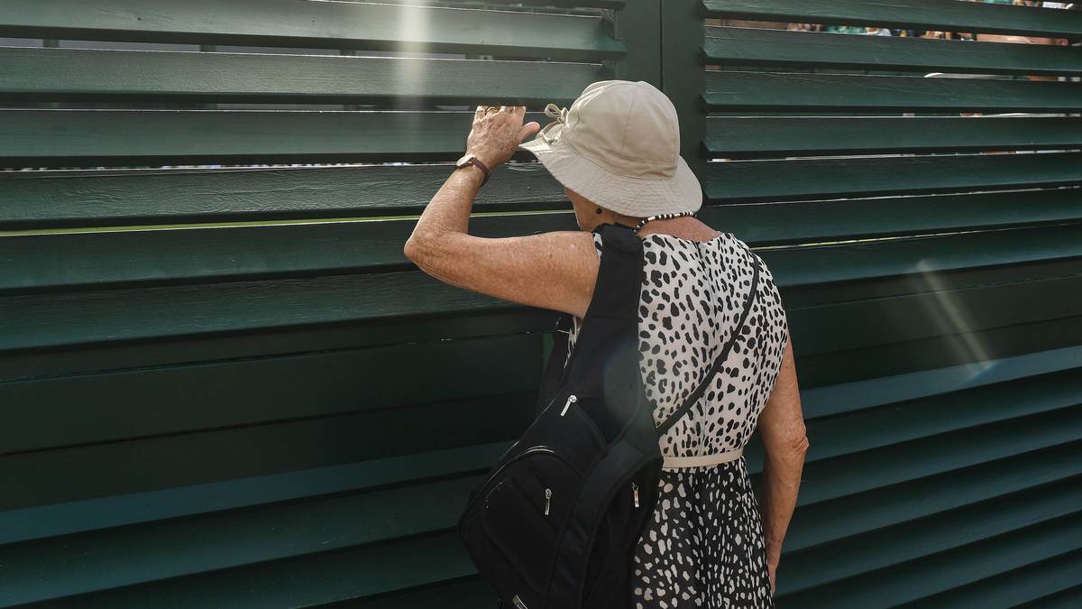 Vorhang auf zum zweiten Turniertag. Die Zuschauer strömen wieder in den All England Club - und nutzen jede freie Sichtmöglichkeit auf einen der 19 Plätze 