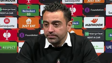 Barca-Trainer Xavi dankt den Fans, wirkt allerdings ratlos über die Pleite und kündigt eine Erklärung des Vereins über die Zuschauersituation an. 