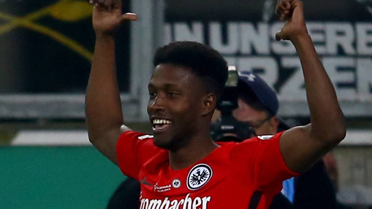 Der Israeli jubelt ausgelassen über sein zweites Tor im DFB-Pokal. Zieht die Eintracht tatsächlich ins Finale ein?