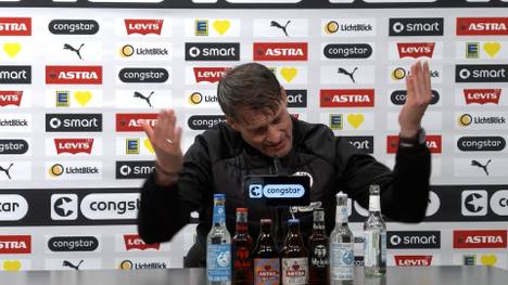 Nach der bitteren Verletzung von James Sands reagiert St. Pauli Trainer Alexander Blessin gereizt auf das Foul und findet deutliche Worte zu SGE-Star Ritsu Doan.