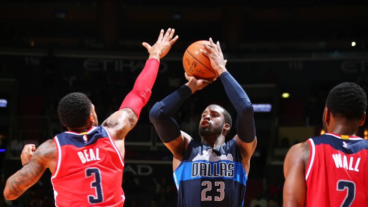 Entscheidender Mann ist aber Wesley Matthews. "Iron Man" lässt es von draußen regnen und kommt am Ende auf 36 Punkte. Die Mavs gewinnen mit 116:104