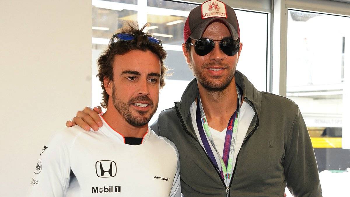 So viel Prominenz wie in Montreal ist in Baku leider nicht am Start. Zumindest Sänger Enrique Iglesias (r.) lässt sich einen Tag nach seinem Konzert einen Besuch beim Rennen nicht nehmen