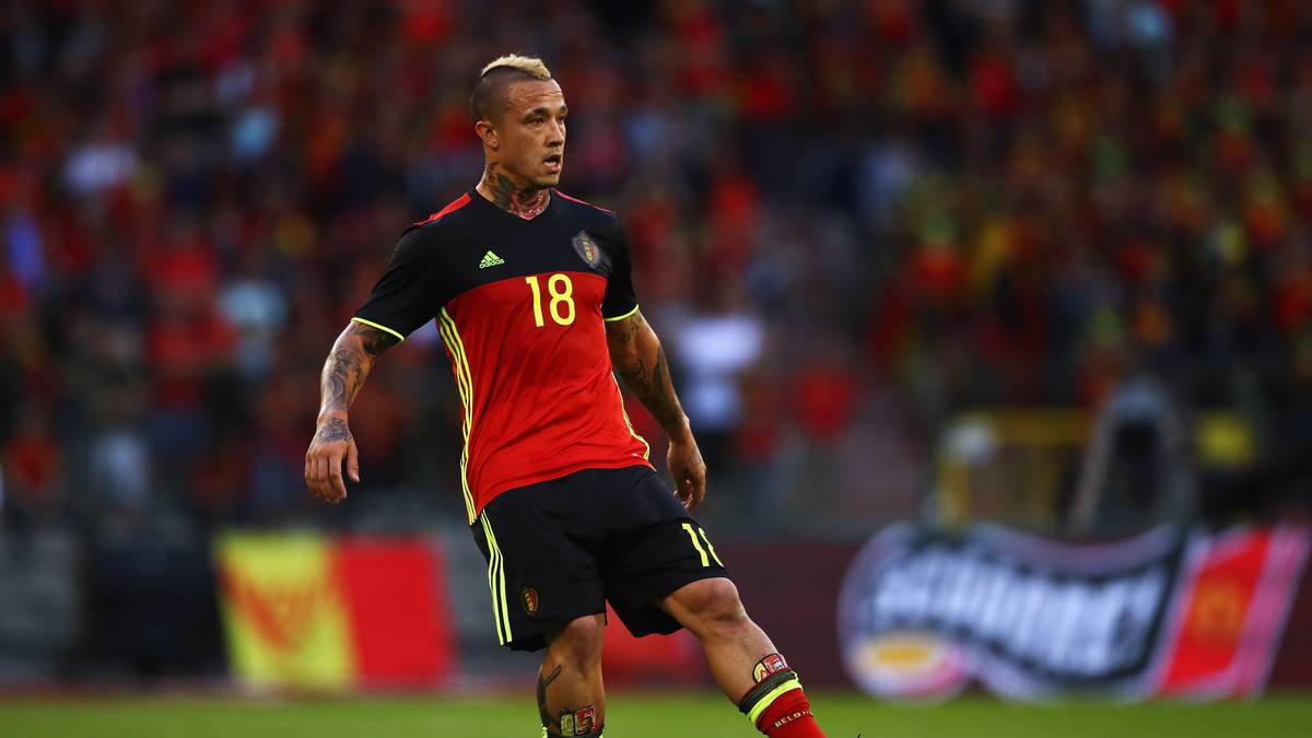 RADJA NAINGGOLAN: Der belgische Nationalspieler ist einer der aktuellsten Raucher-Fälle. Vor der EM 2016 gab Nationaltrainer Marc Wilmts zu, dass Nainggolan rauche - und er deshalb immer ein Zimmer mit Balkon bekäme