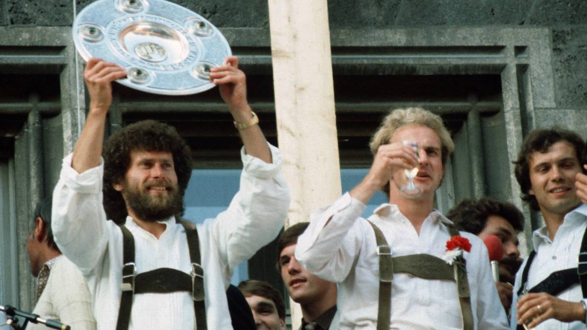 In den Jahren 1980 und 1981 wird Bayern nach sechs Jahren Durststrecke wieder Meister, Breitner und sein neuer kongenialer Partner Karl-Heinz Rummenigge haben entscheidenden Anteil. Mit Manager Hoeneß jedoch vollzieht sich eine Entfremdung
