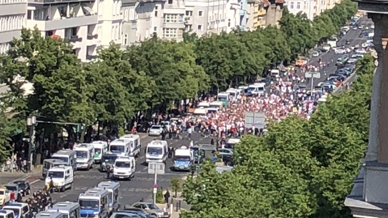 Die Ultras von Eintracht Frankfurt marschieren zum Stadion