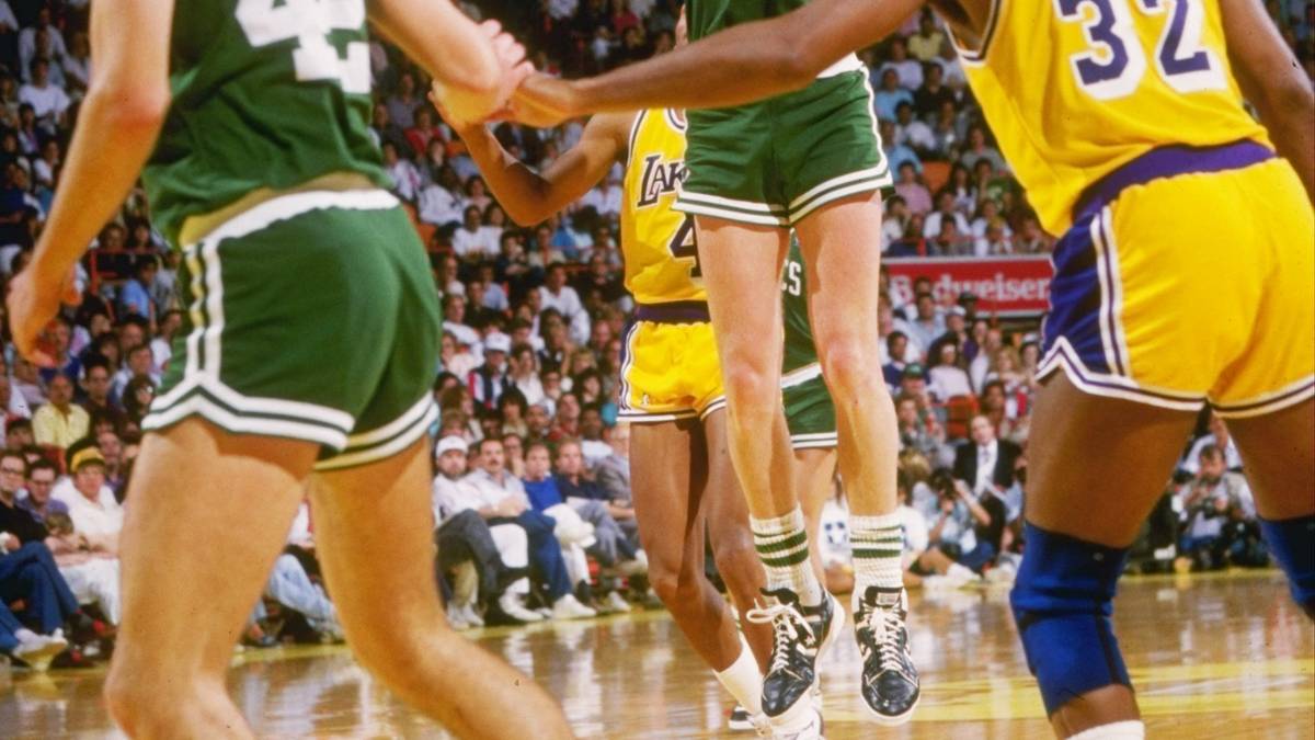 1985 und 1987 schlagen die Lakers zurück. 1985 gibt Magic in jedem Spiel mindestens zwölf Assists, Kareem Abdul-Jabbar wird MVP, 1987 ist diese Ehre dann dem überragenden Magic vorbehalten. Insgesamt neun Hall of Famer duellieren sich in diesen legendären Serien. Zwischen 1980 und 1988 gibt es nur einen anderen Champion (1983: 76ers)