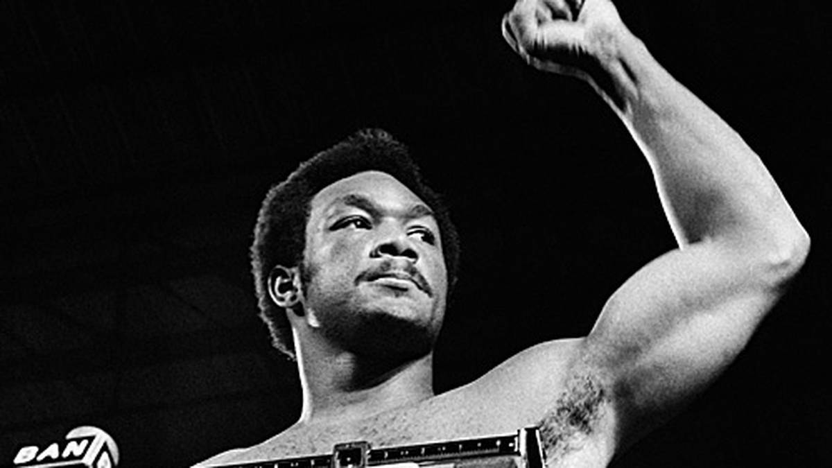 Was dann passiert, hat niemand erwartet, am allerwenigsten Foreman selbst. Er drischt auf Ali ein, seine Presslufthammer-Fäuste finden immer und immer wieder ihr Ziel. Dann ändert der Größte seine Taktik. Er lässt sich weit nach hinten in die Seile fallen, die sein legendärer Trainer Angelo Dundee sehr viel weicher als üblich hat spannen lassen. Alis Kopf ist dadurch fast immer außerhalb von Foremans Reichweite, die Schläge gegen den Körper federt er mit seinen Unterarmen ab