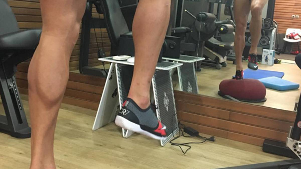 Wer solche Waden haben will, muss auch dafür natürlich etwas tun. Ronaldo trainiert seine Beine, damit seine Freistöße auch weiterhin mit soviel Wucht im Netz einschlagen