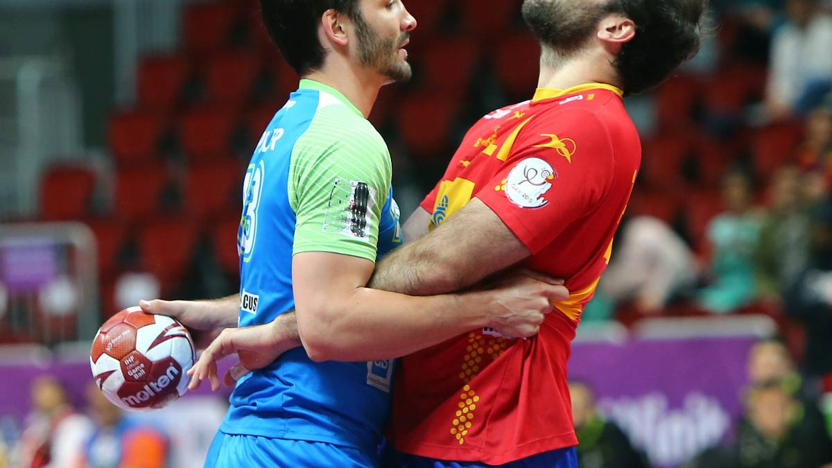 Einfach wird es den Spaniern um den Kieler Joan Canellas (r.) nicht gemacht. Die Slowenen packen ordentlich zu