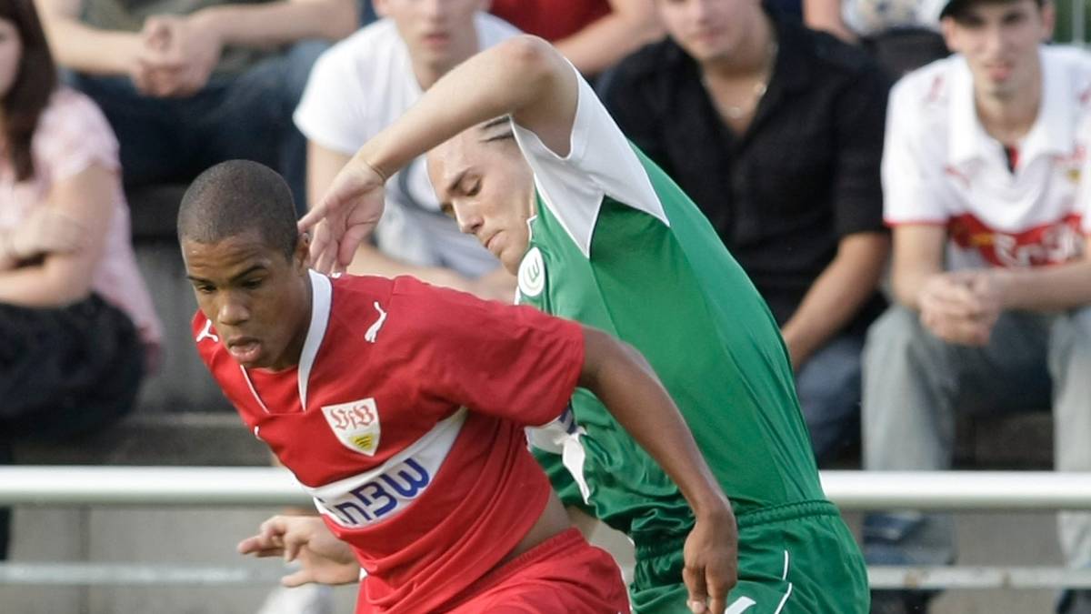 Die jungen "Wölfe" um Pierre-Michel Lasogga und Sebastian Polter gewannen ihrerseits das Halbfinale gegen den VfB Stuttgart. Für die Schwaben laufen unter anderem DANIEL DIDAVI (l.) und Ermin Bicakcic auf