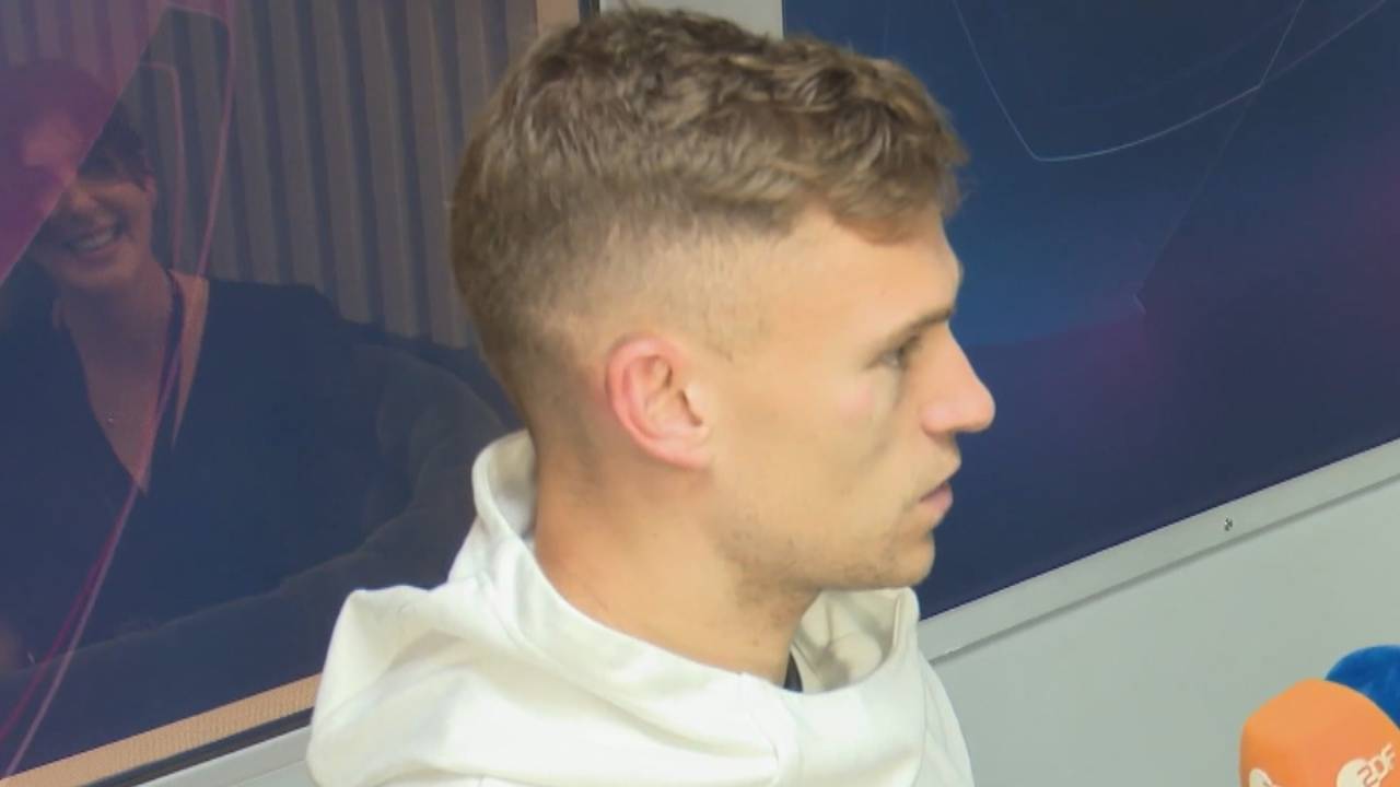Joshua Kimmich wird beim Interview von Busen-Schüttlerin gecrasht