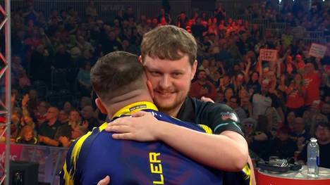 Luke Littler gewinnt bei der UK Open gegen Kevin Doets, spielt den schlechteren Average und profitiert von Doets Doppelfehlern.