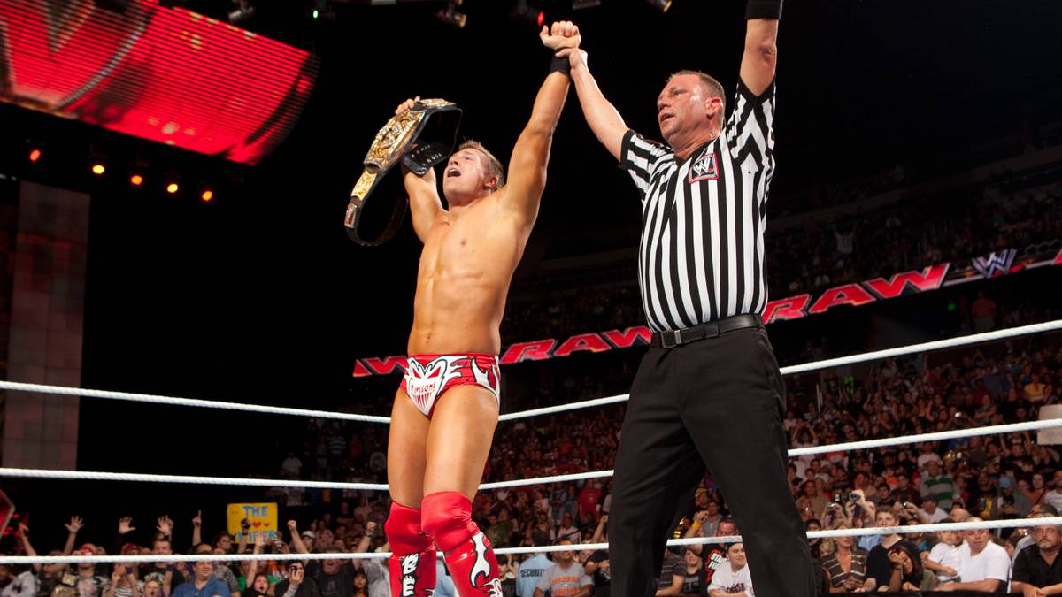 22. NOVEMBER 2010 - Der aufstrebende Star The Miz löst seinen Money-in-The-Bank-Koffer gegen Randy Orton ein - und krönt sich zum ersten Mal zum WWE-Champion