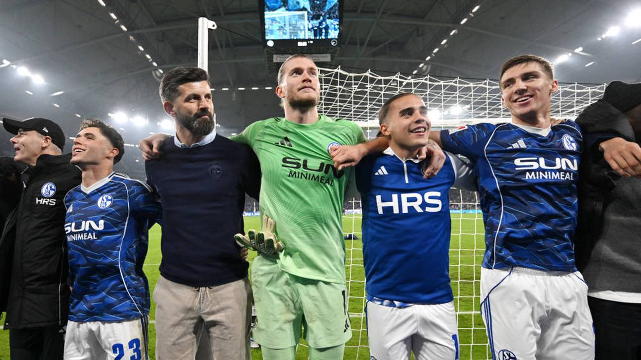 Miron Muslic feiert den Sieg gegen Darmstadt mit seinen Spielern 