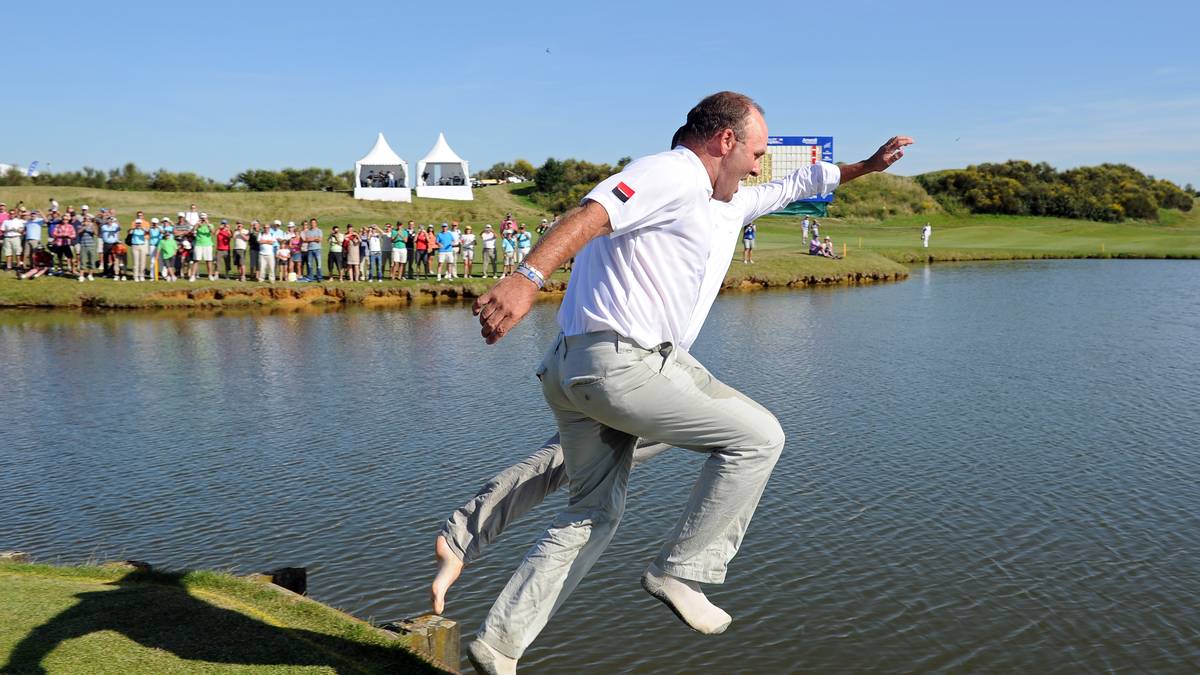 THOMAS LEVET: Jubeln kann gefährlich sein! Profi-Golfer Thomas Levet gewinnt als erst zweiter Franzose die French Open. Und das wird gemeinsam mit dem Manager gefeiert: Ganz traditionell mit dem Sprung in den künstlich angelegten Teich am 18. Loch. Blöd nur, dass sich der Steg recht hoch über der Wasseroberfläche befindet und das kühle Nass selbst nicht allzu tief ist. Levet zieht sich bei der Landung einen Haarriss im Schienbein zu. Die Folgen: Sechs Wochen Gips und Absage der folgenden Turniere