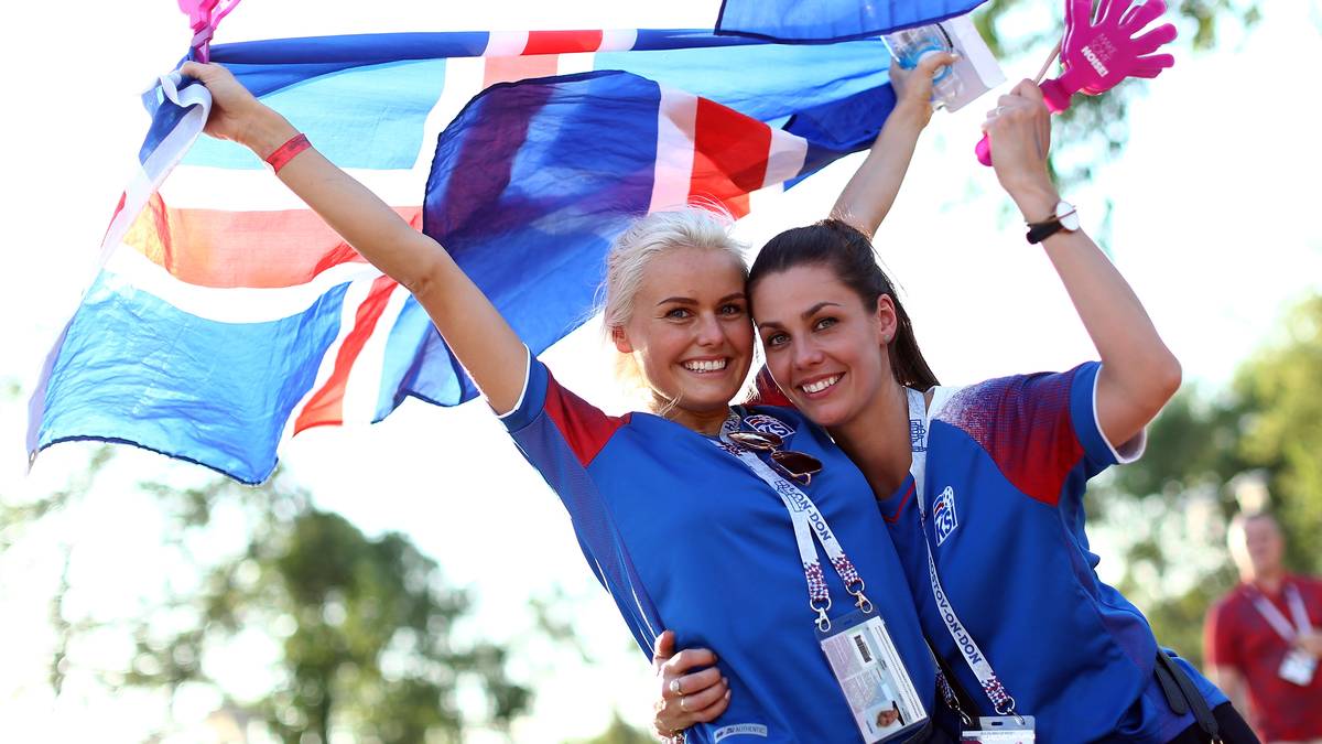 Diese Fans aus Island schwenken glücklich die Flagge vor dem Spiel gegen Kroatien