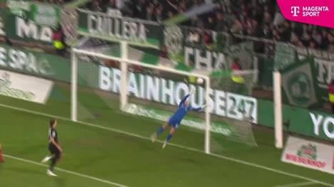 Das erste Mal in der Geschichte der Frauen von Werder Bremen bestreiten sie ein Pflichtspiel auf dem Rasen des Weserstadions. Zwar verloren die Grün-Weißen am Ende mit 1:2, die über 20.000 Zuschauer feierten das Team trotzdem.