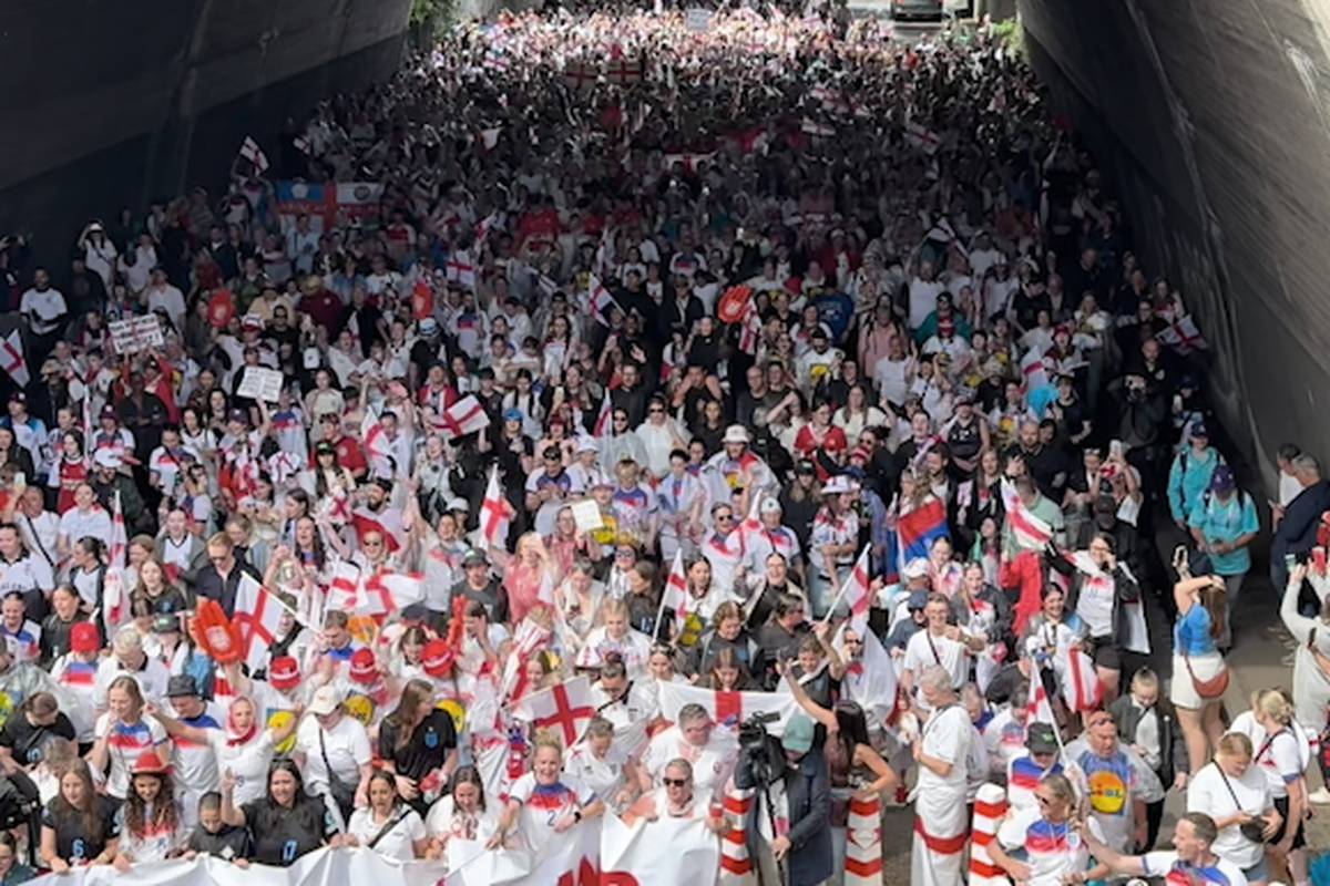 Im Vorfeld des Endspiels der Frauen-EM zwischen England und Spanien stimmen sich die Anhänger beider Fanlager mit Fanmärschen auf das Finale ein.