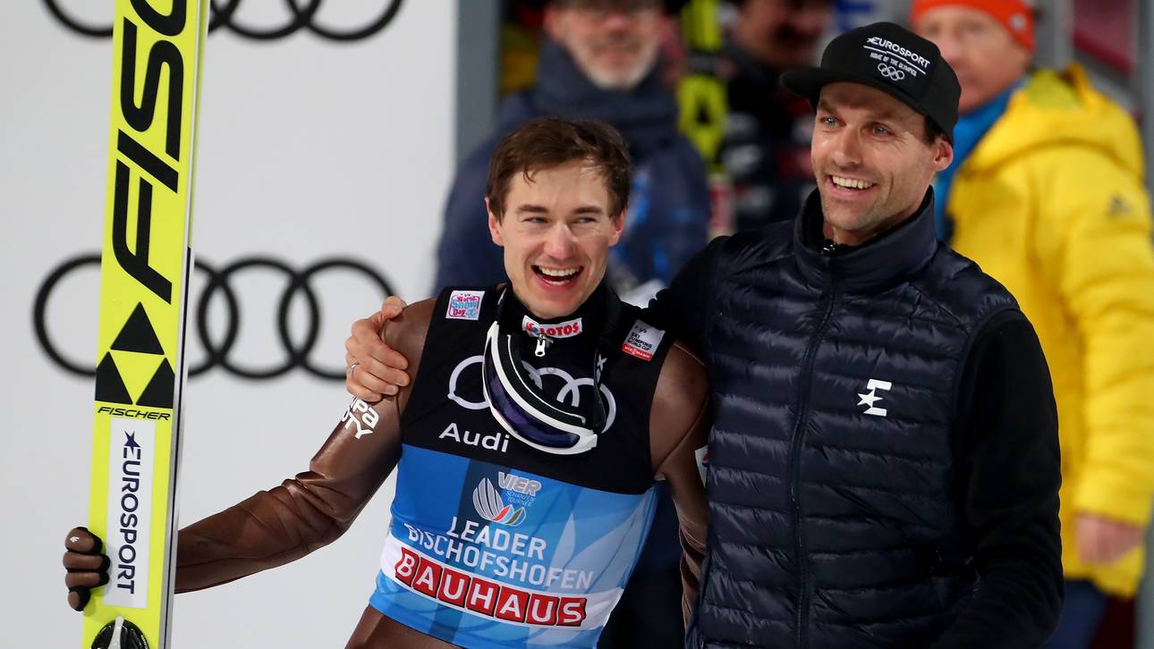 Kamil Stoch und Sven Hannawald nahmen sich nach dem letzten Sprung des Polen direkt in die Arme