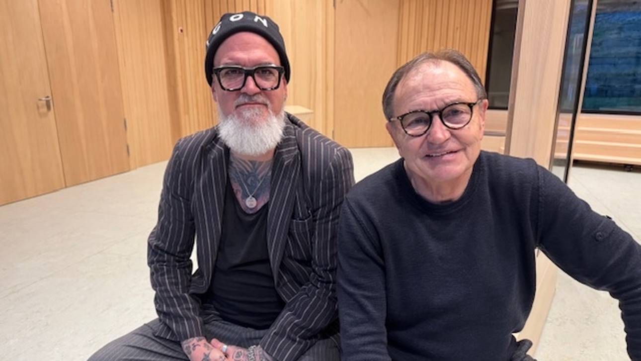 SPORT1-Reporter Reinhard Franke (l.) traf Ewald Lienen in der Klimaerlebniswelt Oerlinghausen zum Exklusiv-Interview.