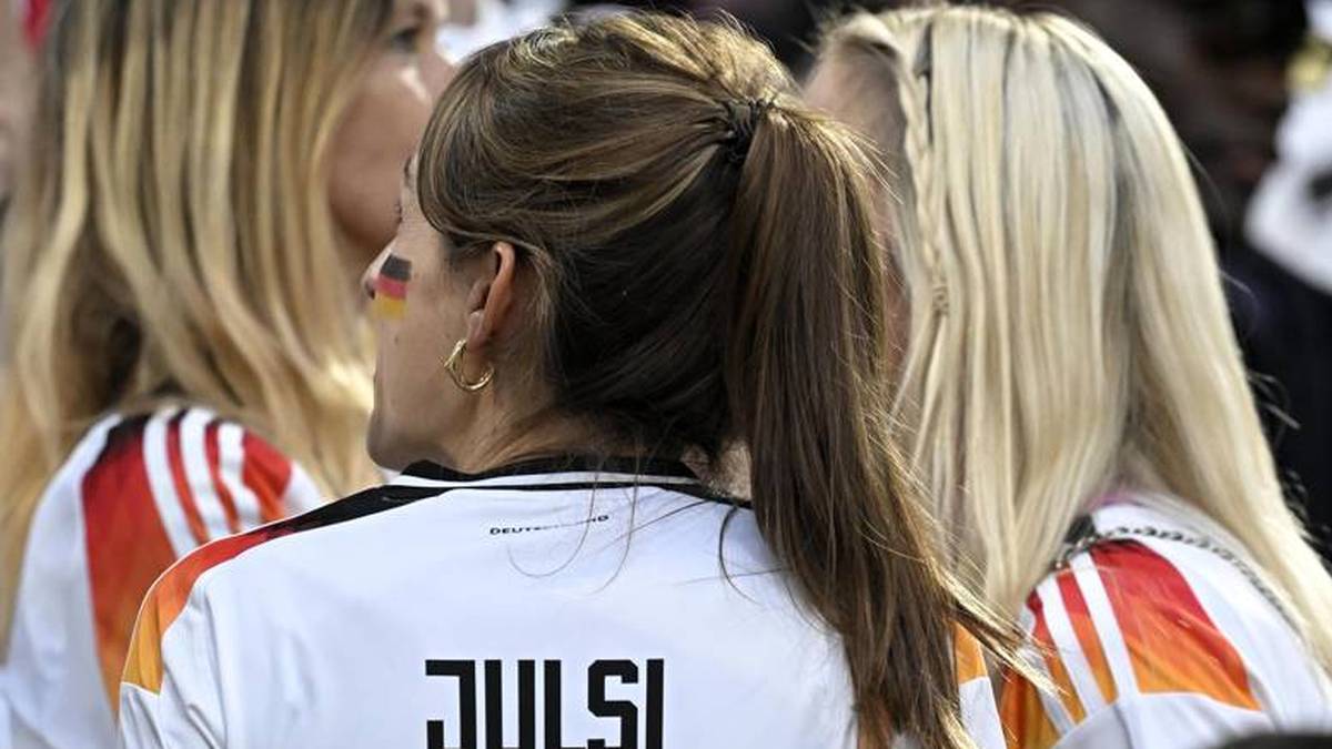 Julian Nagelsmanns Spitzname scheint Julsi zu sein, wenn man dem Trikot seiner Partnerin glaubt