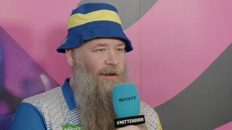 Andreas Harrysson steht unverhofft in der dritten Runde der Darts-WM. Im Siegerinterview auf SPORT1 trägt der Schwede ein besonderes Outfit. 