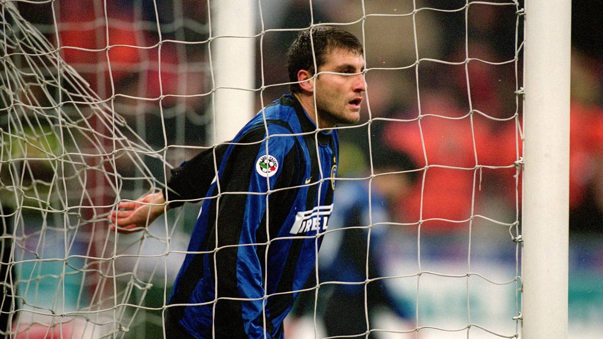 PLATZ 9: Noch jemand, der ganz weit vorn in der Auflistung der besten Angreifer aller Zeiten steht. Christian "Bobo" Vieri wechselte zur Saison 1999/2000 für 45 Millionen Euro von Lazio Rom zu Inter Mailand