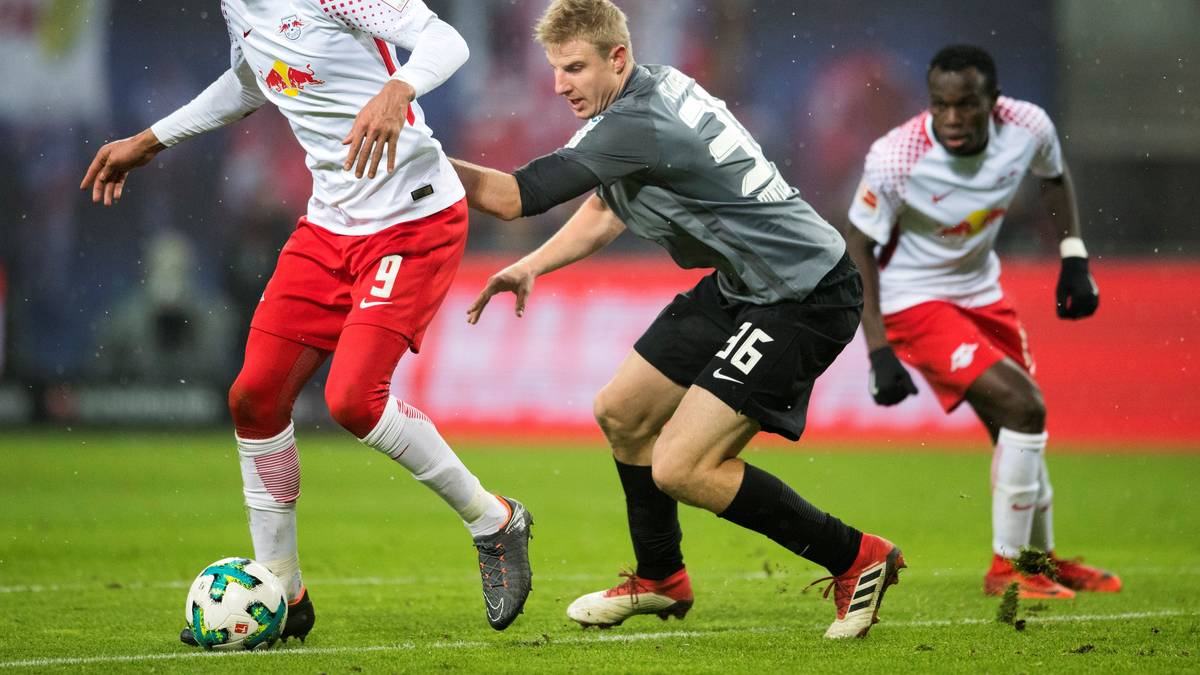 Für den Österreicher (M.) ist es insgesamt ein unschöner Abend. Weil er sich mehrfach kritisch zum Leipziger Fußballprojekt geäußert hat, wird der frühere Salzburger dauerhaft ausgepfiffen