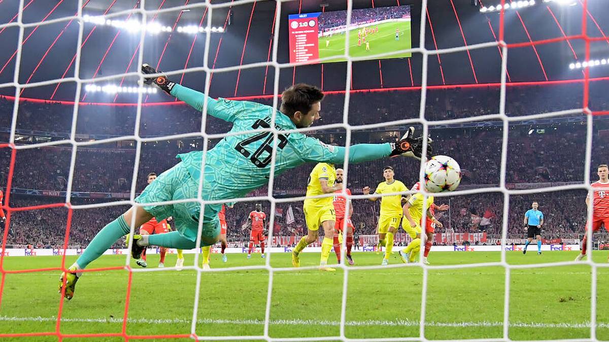 Sven Ulreich, Hamburger SV (2021/2022): Der Schwabe stand bereits von 2015 bis 2020 als Ersatzkeeper beim FC Bayern unter Vertrag. Nachdem er mit dem Hamburger SV in der Saison 2020/21 den Aufstieg in die Bundesliga verpasste, kehrte er nach München zurück. Da Nübel zu dieser Zeit ausgeliehen wurde, übernahm der ehemalige Stuttgarter erneut die Rolle als Nummer zwei und vertrat Stammkeeper Neuer in insgesamt 16 Spielen. Mit der Verpflichtung von Yann Sommer im Winter bleibt Ulreich in der kommenden Saison wahrscheinlich nur die Rolle des dritten Torhüters.