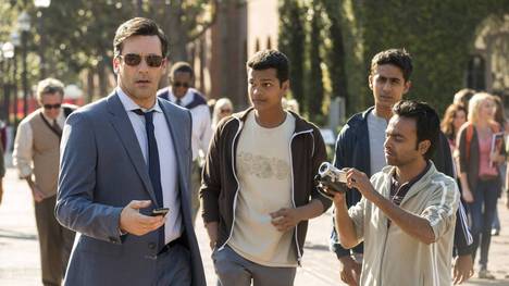 Suraj Sharma (hinten rechts) verkörperte Rinku Singh im Film "Million Dollar Arm" mit Jon Hamm