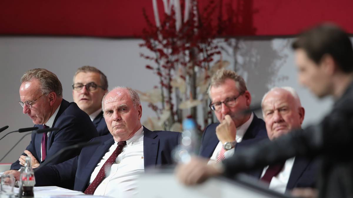 In einer auch sehr schnell legendär gewordenen Rede begehrt Klubmitglied Johannes Bachmayr gegen Hoeneß auf, hält ihm unter Applaus unter anderem vor: "Der Herr Dreesen wurde ja vor Kurzem zum Telefonlakaien degradiert, weil Sie es ja nicht im Kreuz hatten, Ihren alten Weggefährten selber anzurufen."