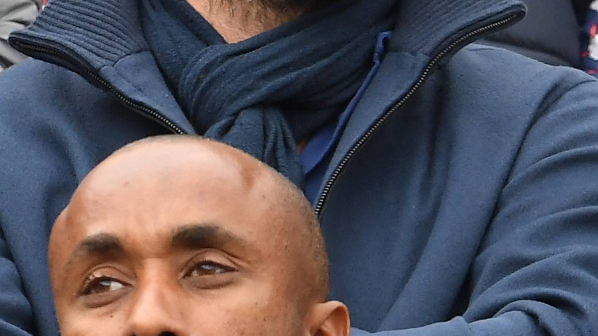 Oscar-Gewinner Leonardo di Caprio will auf der Tribüne der French Open wohl nicht erkannt werden. Das klappt nicht ganz. Vielleicht hält sich seine Laune deswegen in Grenzen