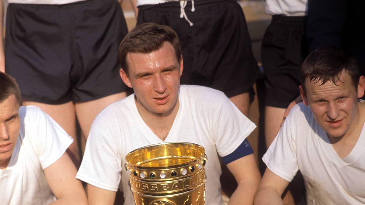 AKI SCHMIDT (MITTELFELD): Unvergessener Held der frühen Dortmunder Jahre, Führungsspieler bei den Meisterschaften 1956, 1957 und 1963 sowie beim Europapokalsieg der Pokalsieger 1966