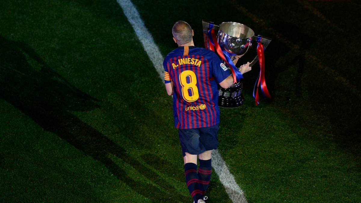 Nach dem Schlusspfiff steigt die große Party. Iniesta kehrt unter tosendem Applaus mit dem Meisterpokal aufs Feld zurück