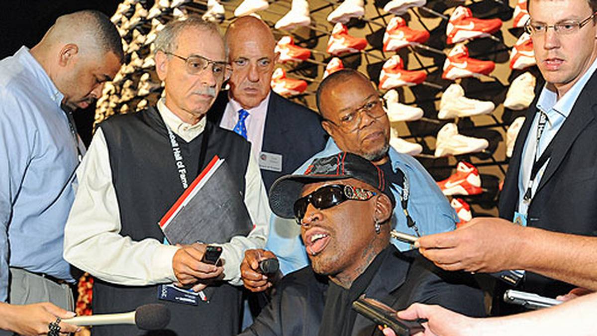 Rodman sorgt - ganz seinem Naturell entsprechend - bei der Pressekonferenz für einen kleinen Eklat: Er dankt nicht NBA-Größen wie Michael Jordan, sondern Pearl-Jam-Grunger Eddie Vedder und "diesem Typen Stern" - nicht NBA-Commissioner David Stern, sondern TV-Moderator Howard Stern