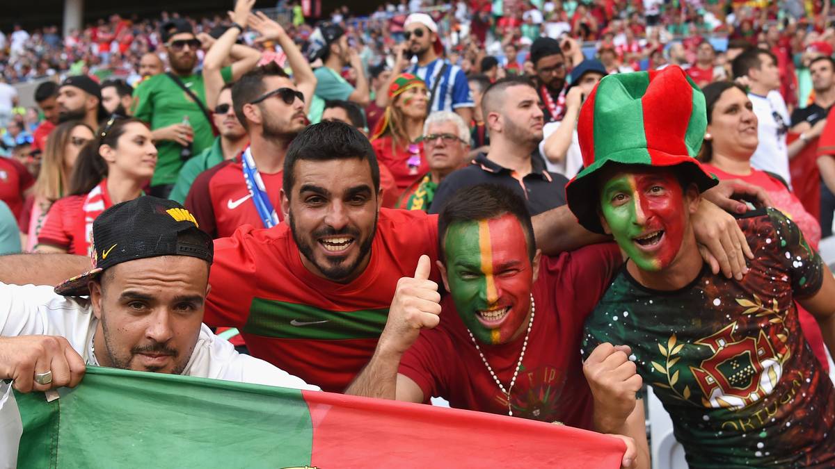 Die Stimmung ist schon vor dem Anpfiff hervorragend