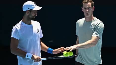 Murray (r.) kümmert sich in Melbourne um Djokovic