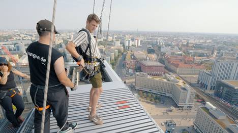 Ein Prosit auf yoin – hier fließen die Challenges wie das Bier auf dem Oktoberfest! Oktoberfest? Genau, denn hier musste das Team diesmal zu einer Höllenchallenge auf dem berühmtberüchtigten Teufelsrad antreten. Die Moderatoren Kim und Kevin sind einfach gnadenlos. Doch auch sie müssen diesmal leiden: Während Kevin auf einer 120-Meter-hohen Schaukel auf einem Berliner Hochhaus wacklige Knie bekommt, muss Kim ganz tief in das Dorfleben eintauchen. Beim Rupertifest im österreichischen Flachau zeigt sich, ob auch sie zünftig feiern kann. Das Inclutainment-Volksfest Nummer 1 „yoin #younginclusion“ steuert auf den nächsten Fremdscham-Rekord zu. O’zapft is!
