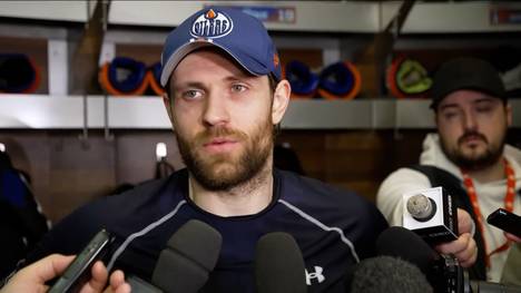 Seit mehreren Wochen muss der deutsche NHL-Superstar Leon Draisaitl verletzt aussetzen. Zum Playoff-Start seiner Edmonton Oilers gibt es aber eine leise Hoffnung. Der 30-Jährige lässt sich aber nicht in die Karten blicken.