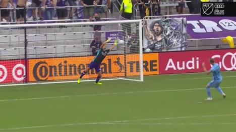 Elfmeterwahnsinn in der MLS: Beim Playoff Spiel zwischen Orlando und New York wird Verteidiger Rodrigo Schlegel  zum Elferkiller.