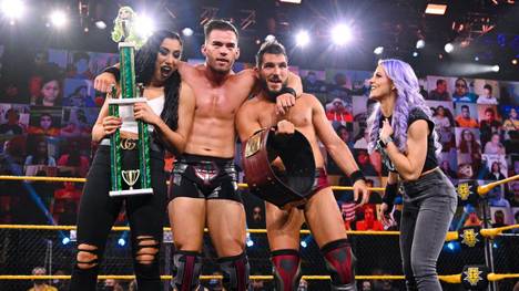 Austin Theory (2.v.r.) ist bei WWE NXT nun Teil der Gruppierung The Way
