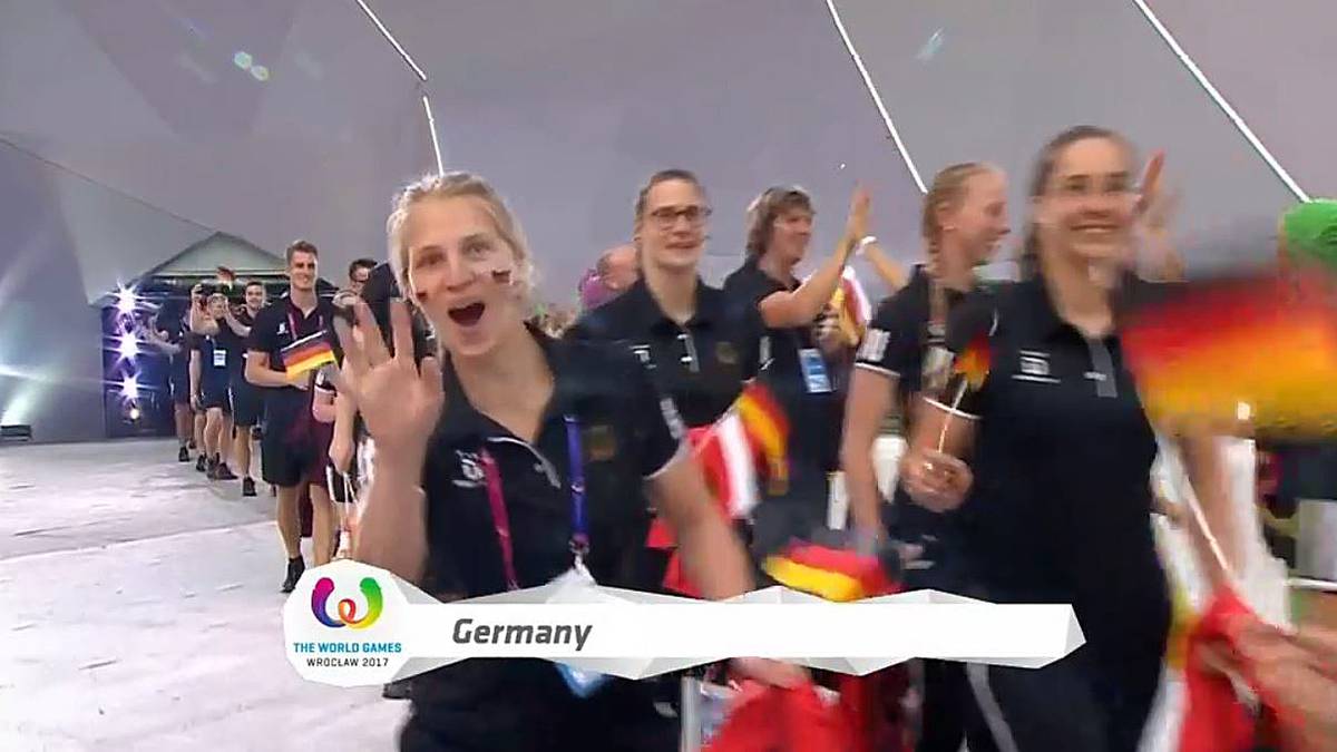 Beim Einmarsch der Nationen stellt die deutsche Delegation eine besonders große Gruppe. Die Deutschen sind mit 186 Sportlern vor Ort